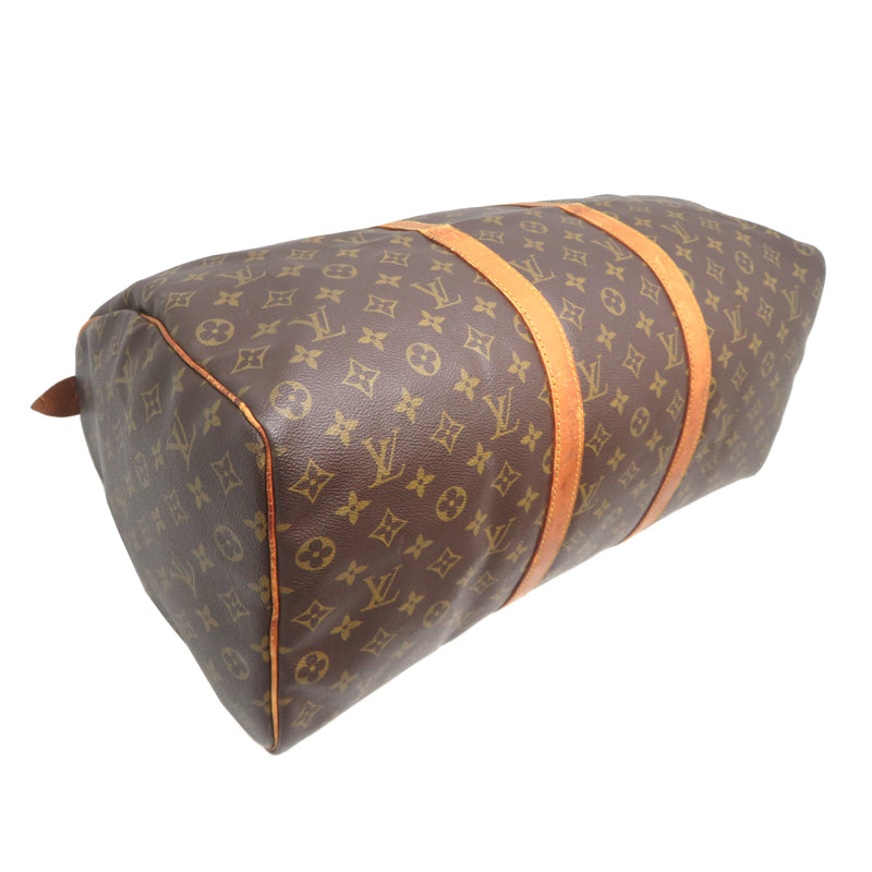 Louis Vuitton Keepall 50 sett fra siden med skinnstriper på bunnen