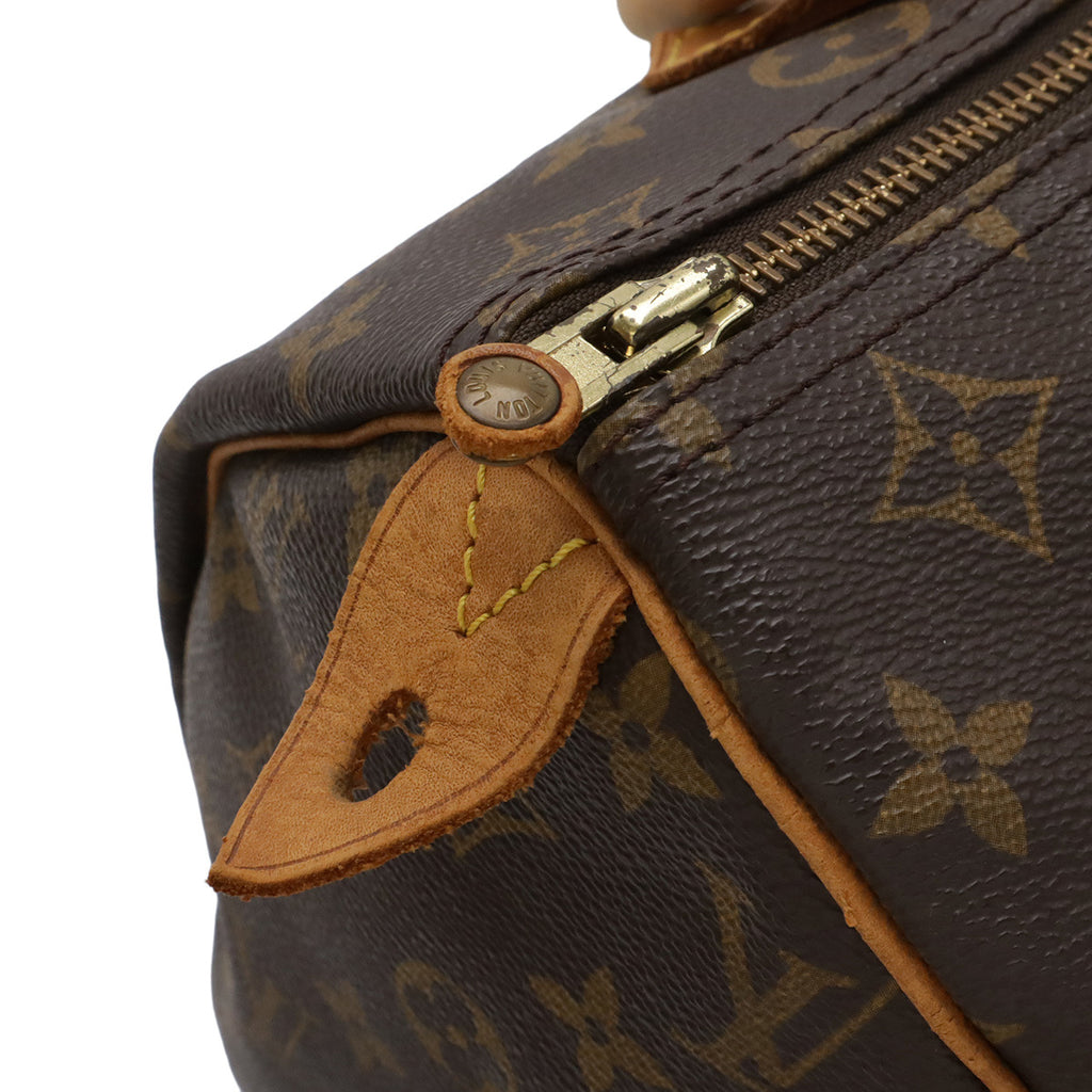Louis Vuitton Speedy 30 nærbilde av navnelappen i skinn med krakeleringslinjer