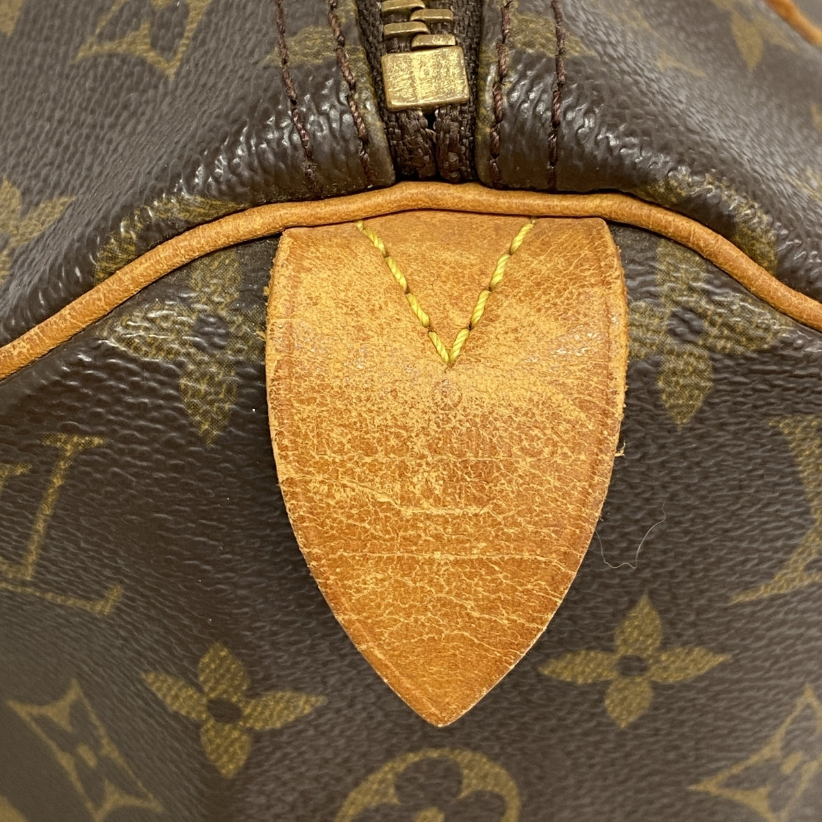 Louis Vuitton Speedy 30 nærbilde av glidelåstrekkeren og skinnfliken