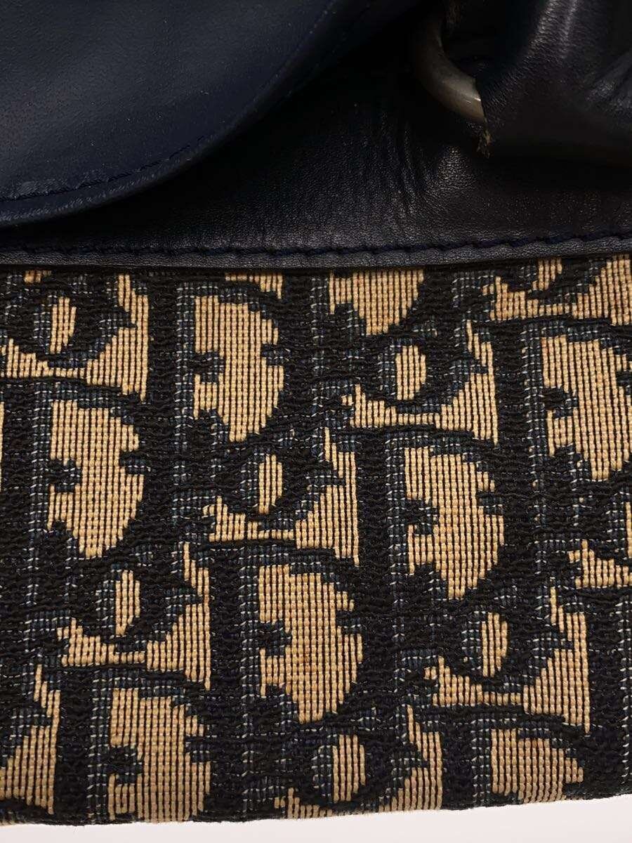 Dior Boston Bag 40 nærbilde av canvasen ved D-ringen med mørke flekker