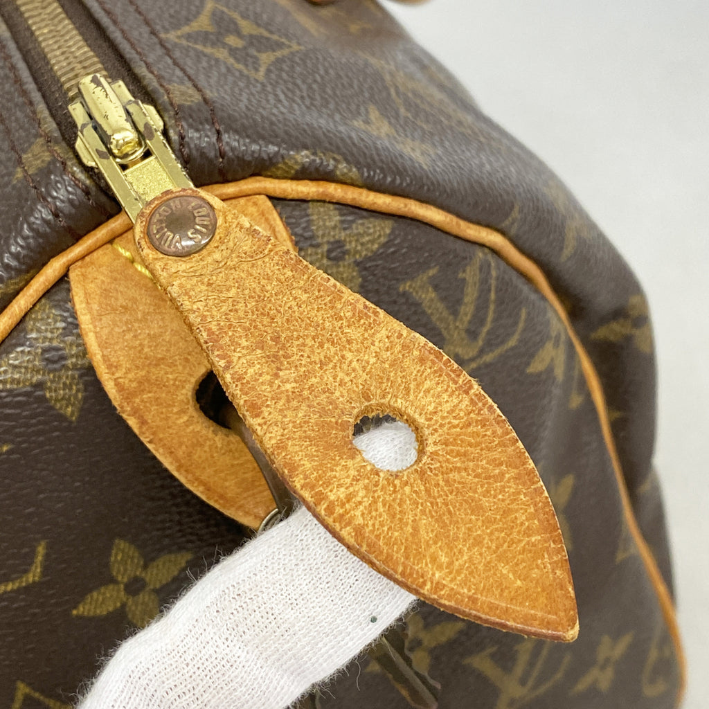 Louis Vuitton Speedy 30 nærbilde av bunnhjørnet med lyst skinn og kantbånd