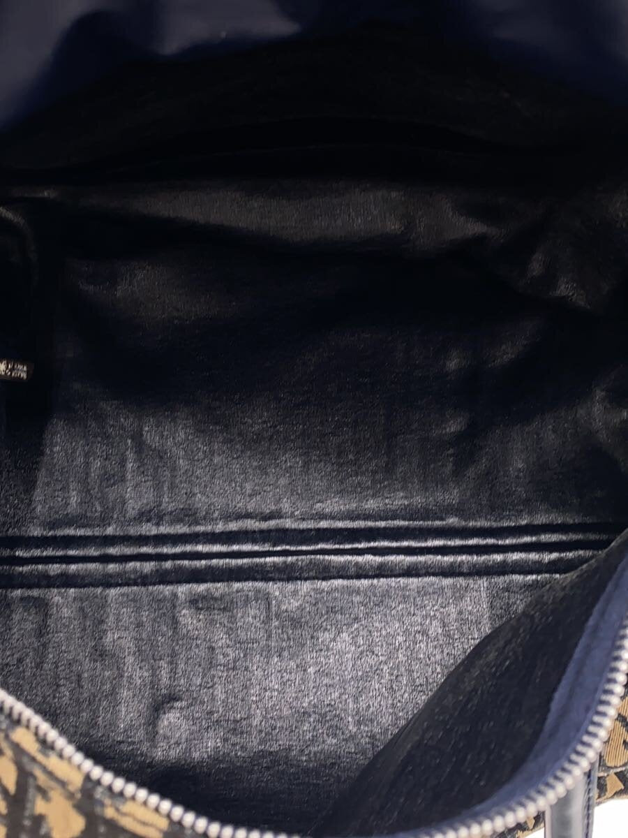 Dior Boston Bag 40 nærbilde av skinnet ved stroppfestet med slitasje