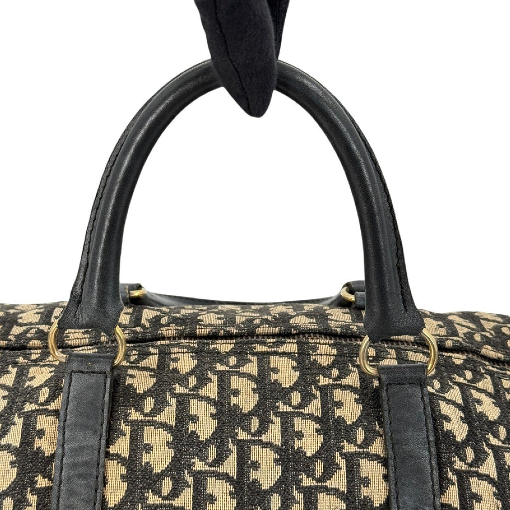 Dior Trotter Boston 40 nærbilde av skinnhåndtakene og gullfargede D-ringer