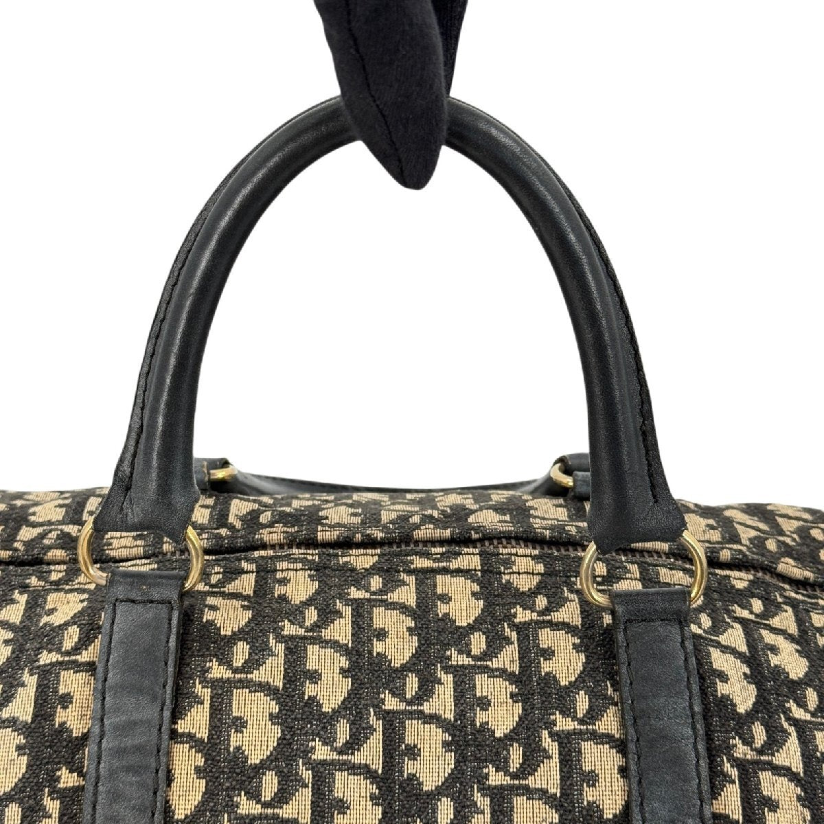 Dior Trotter Boston 40 nærbilde av skinnhåndtakene og gullfargede D-ringer