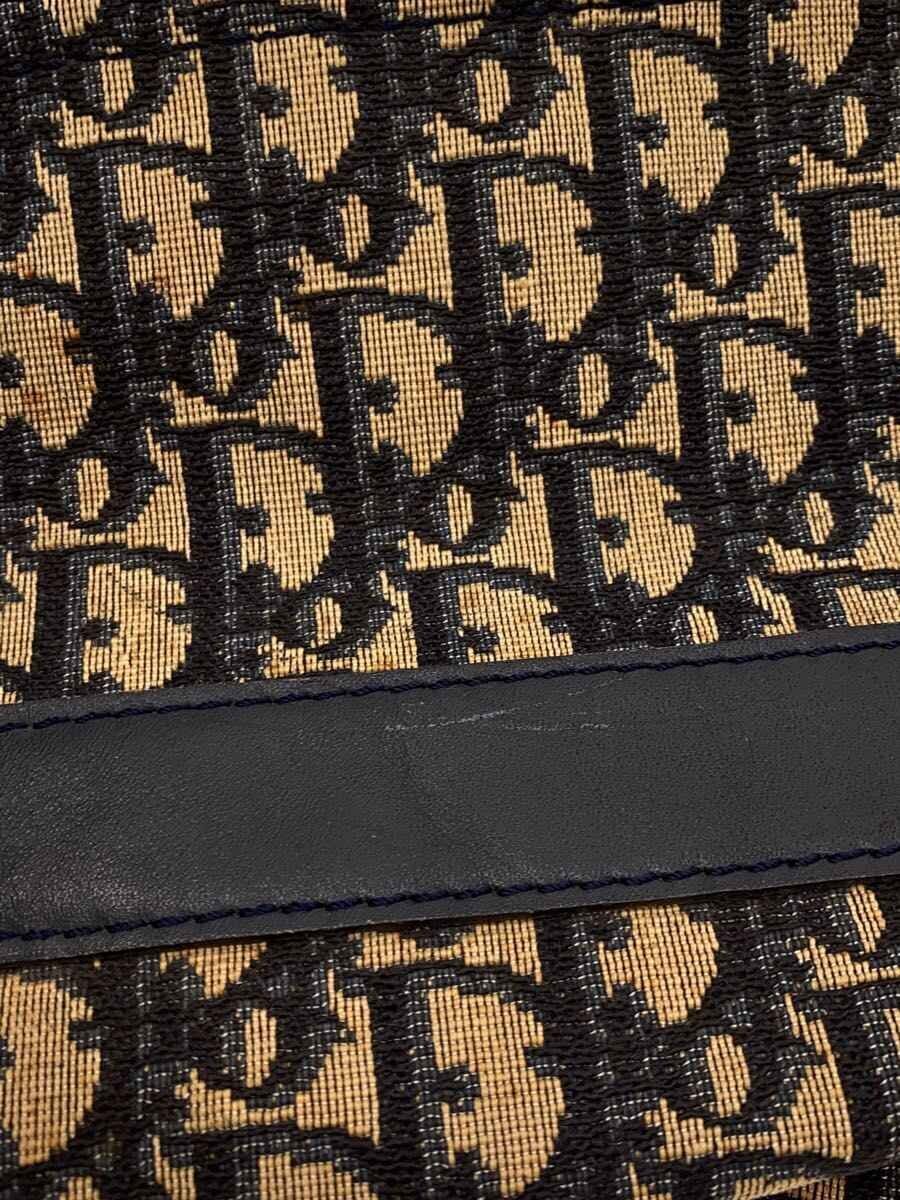 Dior Boston Bag 40 nærbilde av kantskinnet og Trotter-mønsteret