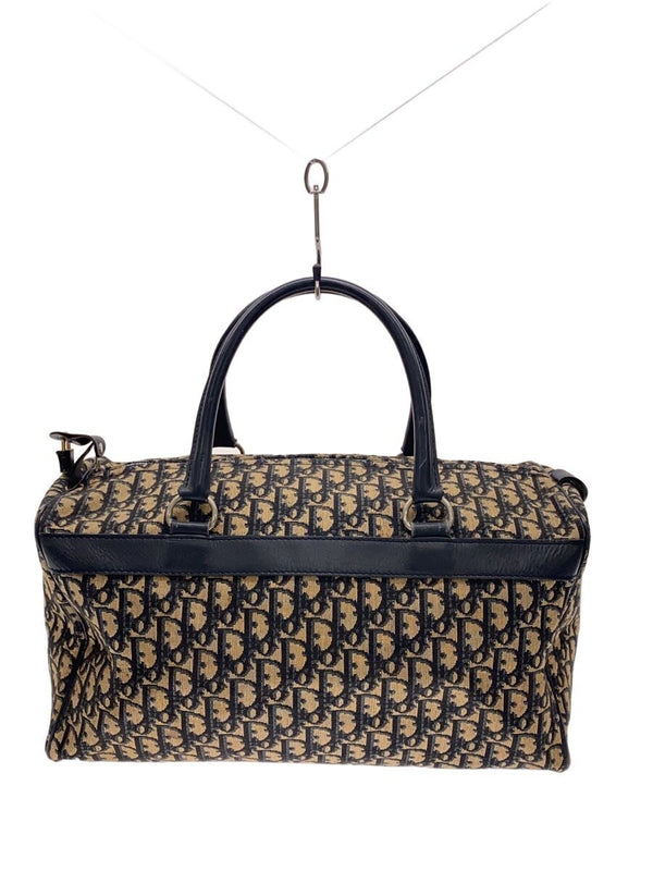 Dior Boston Bag 40 sett forfra i Trotter-canvas med skinnhåndtak og D-ringer