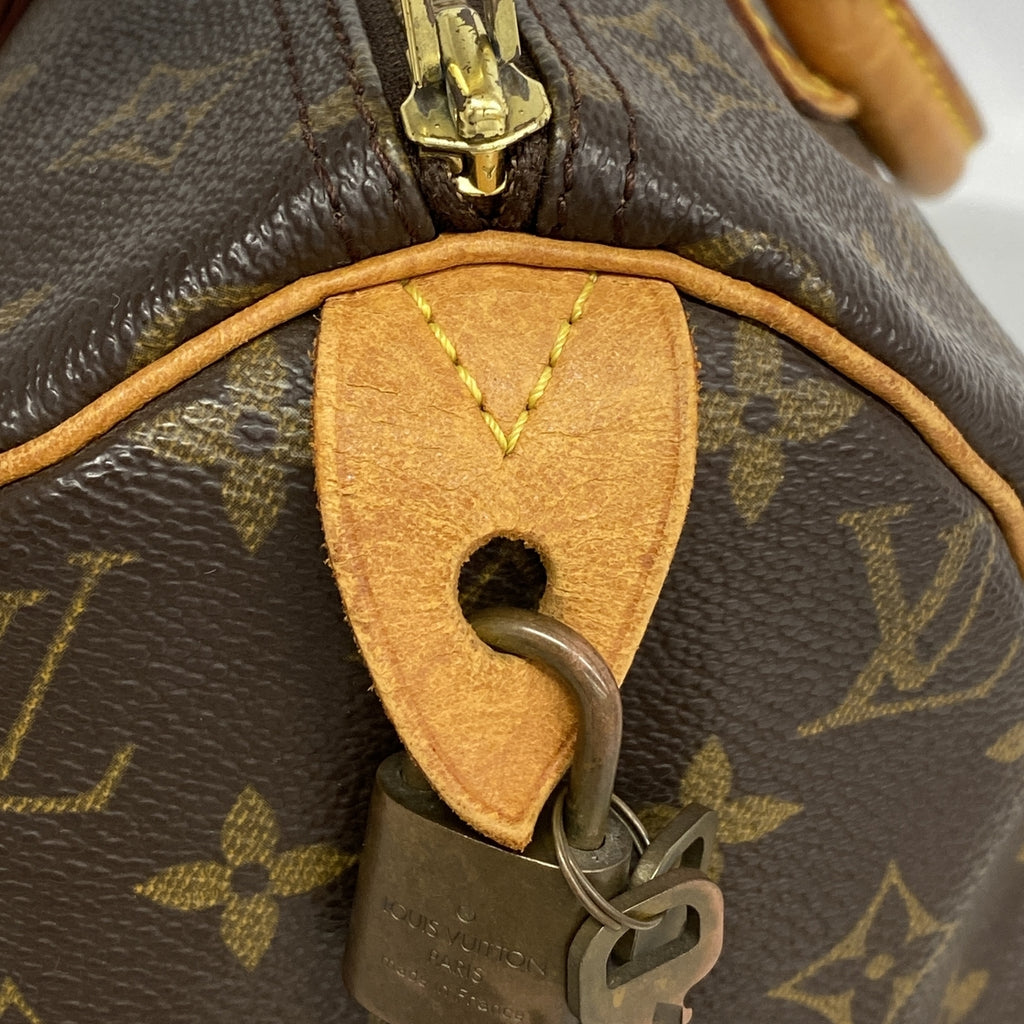 Louis Vuitton Speedy 30 nærbilde av begge håndtakene med jevn gyllen patina