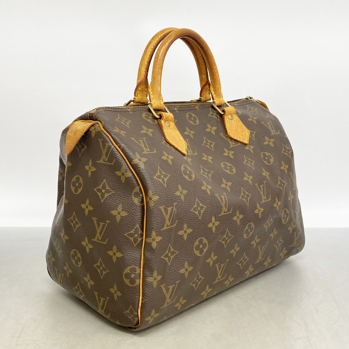 Louis Vuitton Speedy 30 sett på skrå fra siden med gullbeslag
